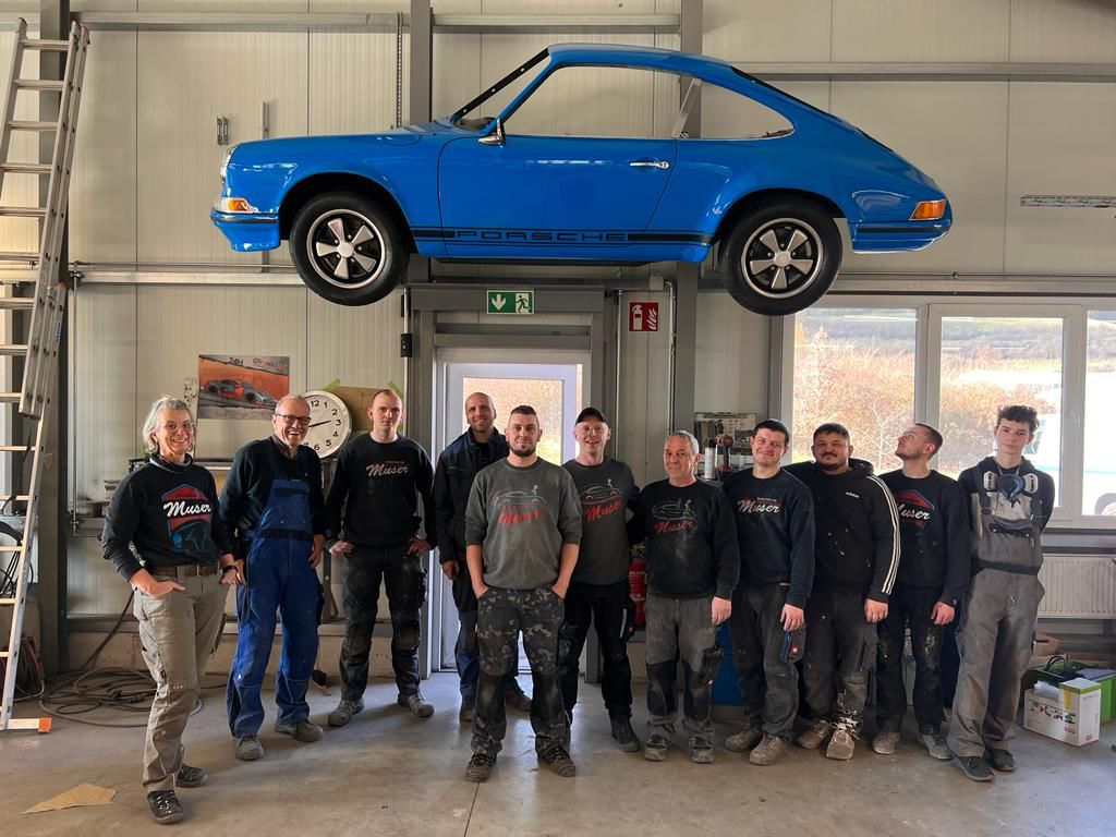 Unser Team vor (unter) unserem neuen Wand-Deko-Porsche-Projekt